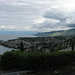 über dem Genfer See hängen noch graue Regenwolken