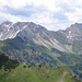 Blick hinab vom Bschießer über die Grasscharte zum Geißhorn (2247 m) links und Rauhhorn (2241 m) rechts - die höchsten Vilsalpseeberge