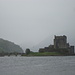 Castello Eilean Donan, situato in una posizione di cartolina, uno dei castelli più affascinanti della Scozia, sorge su un’isola, magicamente collegato alla terraferma da un elegante ponte ad archi in pietra