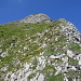 Nahaufnahme des Ostgrates am Zindelspitz. Hier bin ich direkt über den Grat hoch bis unter die Felsen, wo man nach links quert und dann den Sekundärgrat bis auf den Gipfelfirst benützt. Das Gras ist gut gestuft, die Felsen genügend fest (T5).