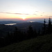Auf dem W-Gipfel (P.1987) des Gross Aubrig. Sihl-, Zürich- und Greifensee liegen wie flüssiges Blei in der von der untergehenden Sonne bestrichenen Landschaft. Grandiose Stimmungen!