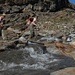 Das Gletscherwasser fliesst an vielen Orten über die abgeschliffenen Felsen runter ins Chalti Wasser