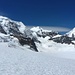 Langer Gletscher-Hatsch zur Isla Persa (links der Bildmitte als dunkle Felsbastion erkennbar). Am rechten Bildrand der Piz Bernina mit dem Biancograt.