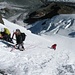 Walliser Bergführer mit Gast. Wir befinden uns am oberen Ende von der Wand und gelangen in das Eiscouloir 