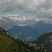 im Hintergrund: die Fieschhörner mit Aletschgletscher; Bildmitte: Riederalp, Bettmer- und Eggishorn