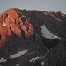 Der Gipfel des Bös Fulen fängt die ersten Sonnenstrahlen ein.