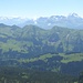das beachtliche Panorama reicht weit: vom Pilatus über Titlis, den Berner Grössen bis zum Doldenhorn;
im Vorder- und Mittelgrund Schibegütsch, der E-Grat des Hohgant und der gesamte Brienzergrat