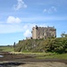 Castello Dunvegan, il castello storico più famoso di Skye, sede del capo del clan MacLeod, con le sue prigioni sotterranee del secolo XIV, con il più famoso manufatto Fairy Flag (bandiere delle fate).