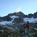 Die Aufstiegsroute vor uns, auf den linken Gletscher, rechts durch das Firnfeld hoch zum Sporn, oben weiter über den Galengrat zum Gipfel