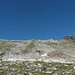 Tra i pascoli dell'Alp de Confin in direzione del Pass de Omenit. A quota 2500m ca. ritroveremo un sentierino che ci permetterà di superare più agevolmente la ripida pietraia ben visibile nella foto. 