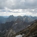 Der Blick weitet sich auf die höchsten Lechtaler: hinter der Fallenbacher Spitze sieht man die Freispitze, rechts die Parseierspitze