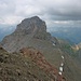 Die Holzgauer Wetterspitze von der Feuerspitze. Links des Gipfels zieht das steile Kar herunter, das man auch für einen Aufstieg nützen kann.