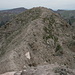 Vorgipfel Precipice Peak - Blick zum nordöstlich gelegenen Hauptgipfel. Am unteren Bildrand ist gerade noch das steile, ca. 10 m lange Schneefeld erkennbar, welches heute  überschritten werden muss, um den Verbindungsgrat zum Hauptgipfel zu erreichen.