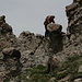 Abstieg vom Precipice Peak - Blick von Süden auf das Durchklettern der Scharte in der quer stehenden Felsreihe. Dies ist die "freundliche" Seite. Auf der Nordseite dieser Scharte (zum Gipfel hin) geht es exponierter zu, da der Hang steiler nach Westen abfällt.