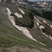 Abstieg vom Precipice Peak - Blick vom Süd-Grat den (Süd-) Westhang hinunter (nach Durchklettern der Scharte). Das Geröllfeld im Vordergrund ist südlich zu umgehen, wir nutzen den Grashang (links).