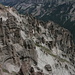 Abstieg vom Precipice Peak - Blick vom Süd-Grat auf die östlich unterhalb gelegenen Felsformationen ("Hoodoos"). 