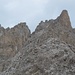 Jetzt neigt sich der Aufstieg dem Ende zu: noch 100m Felskraxelei; der Gipfel ist rechts oberhalb der markanten Scharte.