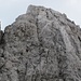 ..... das aus eisenhartem Fels besteht. Es ist rund 5m hoch und nicht heikel - ein kurzer Genuß in tollem Zweiergelände.