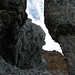 Das Loch, dahinter die rötlichen Felsen vom Uri-Rotstock. 