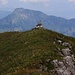 Der Gipfelsteinmann mit einem Vögelchen vom Vorder Walenstock (2346m).<br /><br />Im Hintergrund ist das Stanserhorn (1897,8m).