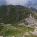 Blick vom Alpinwanderweg hinunter auf den "geschenkten" Obwaldner Gipfel Uf den Stucklnen (2188m).