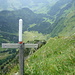 Gipfelkreuz Toggenburger Hundstein, rechts im Bild ist der Aufstiegsgrat sichtbar