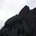 <strong>Grosser Mythen </strong>(1898 m); Blick von der Holzegg (1405 m) steil hinauf zum 500 m h&ouml;her gelegenen Gipfel mit der Gipfelh&uuml;tte.