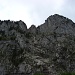 Blick hinauf vom Weg von der Holzegg (1406 m) nach Zwyschet Mythen (1365 m) zu den r&ouml;tlichen Gipfelfelsen des <strong>Grossen Mythen </strong>(1898 m).