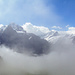Immer wieder hohlt uns der Nebel ein, dadurch entsehen aber auch fantastische Blicke auf die umgliegende Bergwelt.