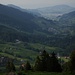 Blick von der Holzegg (1405 m) nach Alpthal und Einsiedeln.