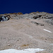 links Schneefernerhaus, in der Mitte führt der Normalweg hoch zu den Felsen und dort über einen versicherten Steig zur Zugspitze