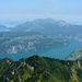 Der Blick schweift über den Urnersee sowie die restlichen Vierwaldstädersee-Arme