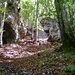 vorbei an Felsen und Höhlen