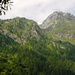 Rasiva und unten links nochmals eine vom Tal erreichbare Alphütte der Alpe Montaresc
