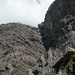 In der Bildmitte der Wasserfall La Gure, links undeutlich das zur Krete von Tita di Larzes hinaufführende Band