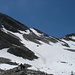 der weitere Anstieg führt über das Schneefeld in den Sattel und von dort nach links auf den Gipfel