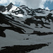 Blick zurück von der Schneegrenze zu den drei Gipfeln des Haut de Cry