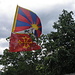 Die Flagge von Tibet und die okzitanische Flagge sind sicherlich nicht zufällig am gleichen Mast: Beide Völker kämpfen um ihre Identität