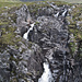 Das Wasser frisst sich tief in das Gestein hinein