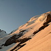 Die Morgensonne beleuchtet die [wand31185 Nordwand] des [peak477 Blüemlisalphorn]s.<br />Im unteren Drittel kann man zwei Bergsteiger erkennen.