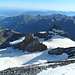 Blick vom [peak477 Gipfel] auf den <i>Blüemlisalpgletscher</i> hinab. Die [hut6329 Hütte] befindet sich genau hinter [peak5658 Ufem Stock].