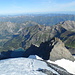 Hammer-Aussicht in die Berner Bergwelt und Tiefblick via [lake10590 Oeschinensee] nach [ort7234 Kandersteg] hinunter.