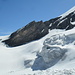 Links die Verbindungsscharte zwischen östlichem und westlichen Arm des <i>Blüemlisalpgletschers</i>.<br />Rechts hinauf gehts zur [peak1770 Wyssi Frau]; im Vordergrund einer der Gletscherabbrüche der [wand31185 Blüemlisalp Nordwand].