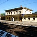 Das alte Bahnhofsgebäude von Stadt Wehlen und schienenstegbedämpfte Gleise