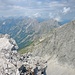 Die Vogelkarspitze; dahinter aufgereiht die Berge der Nördlichen Karwendelkette westlich des Bäralpls.