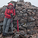 Helene beim riesigen Gipfelsteinhaufen des Mullach nan Coirean