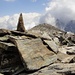 der Gipfel des Mattwaldhorns naht; ein erster "Steinzahn" weist den Weg zum Kreuz und vielen weiteren, aufrechtgestellten Platten