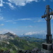 Gipfelkreuz vom Hornspitz mit dem Panorama nach Westen.