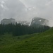 Beim Hof Brändlisboden (1420m) lockerten sich die Wolken und gaben den Blick auf Elfer (links; 2082m) und Zwelfer (2135m) frei.
