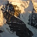 Der Pfeiler gliedert sich in 3 Abschnitte. Westlicher Eisstrom - Felsgrat - Ausstiegssérac mit Gipfelschneefeld.
